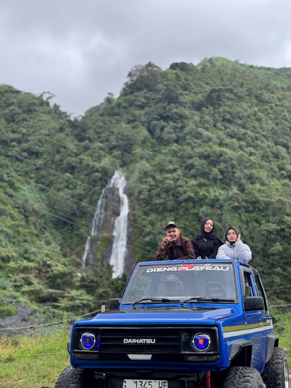 Wisatawan menikmati sunrise Sikunir bersama Jeep Dieng Plateau