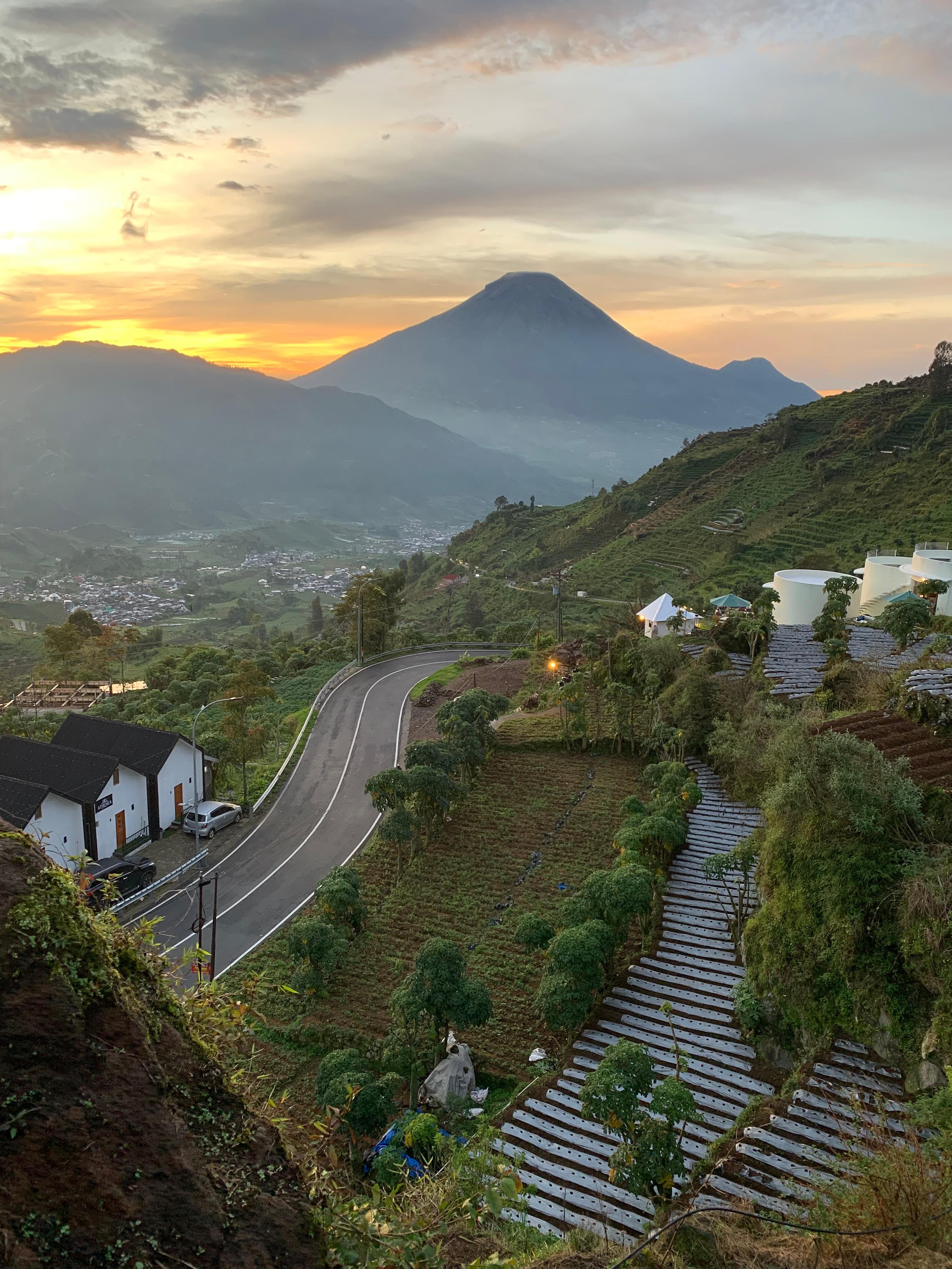Customer puas menikmati wisata Dieng bersama Jeep Dieng Plateau
