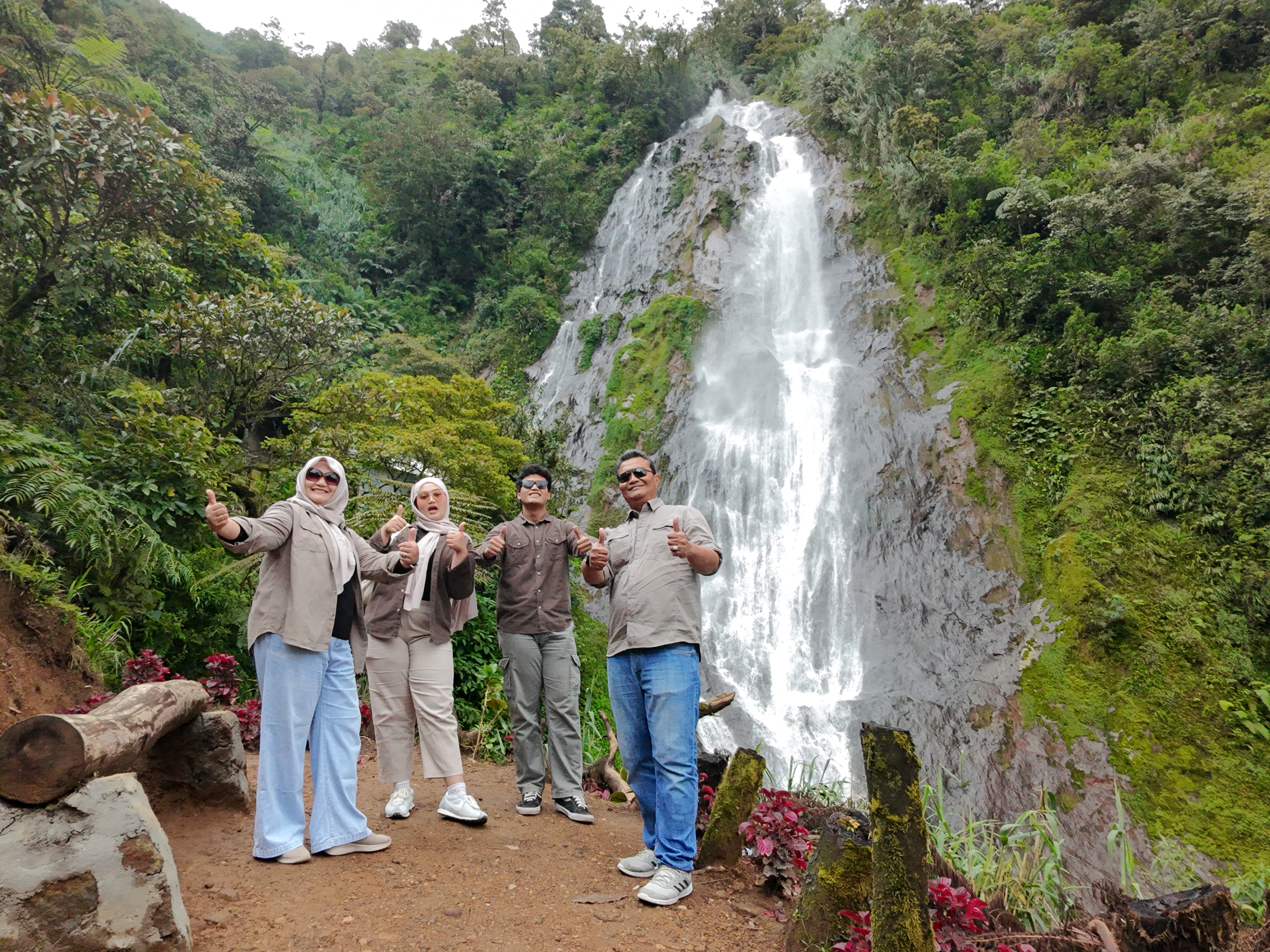 Wisatawan puas menggunakan Jeep Dieng Plateau