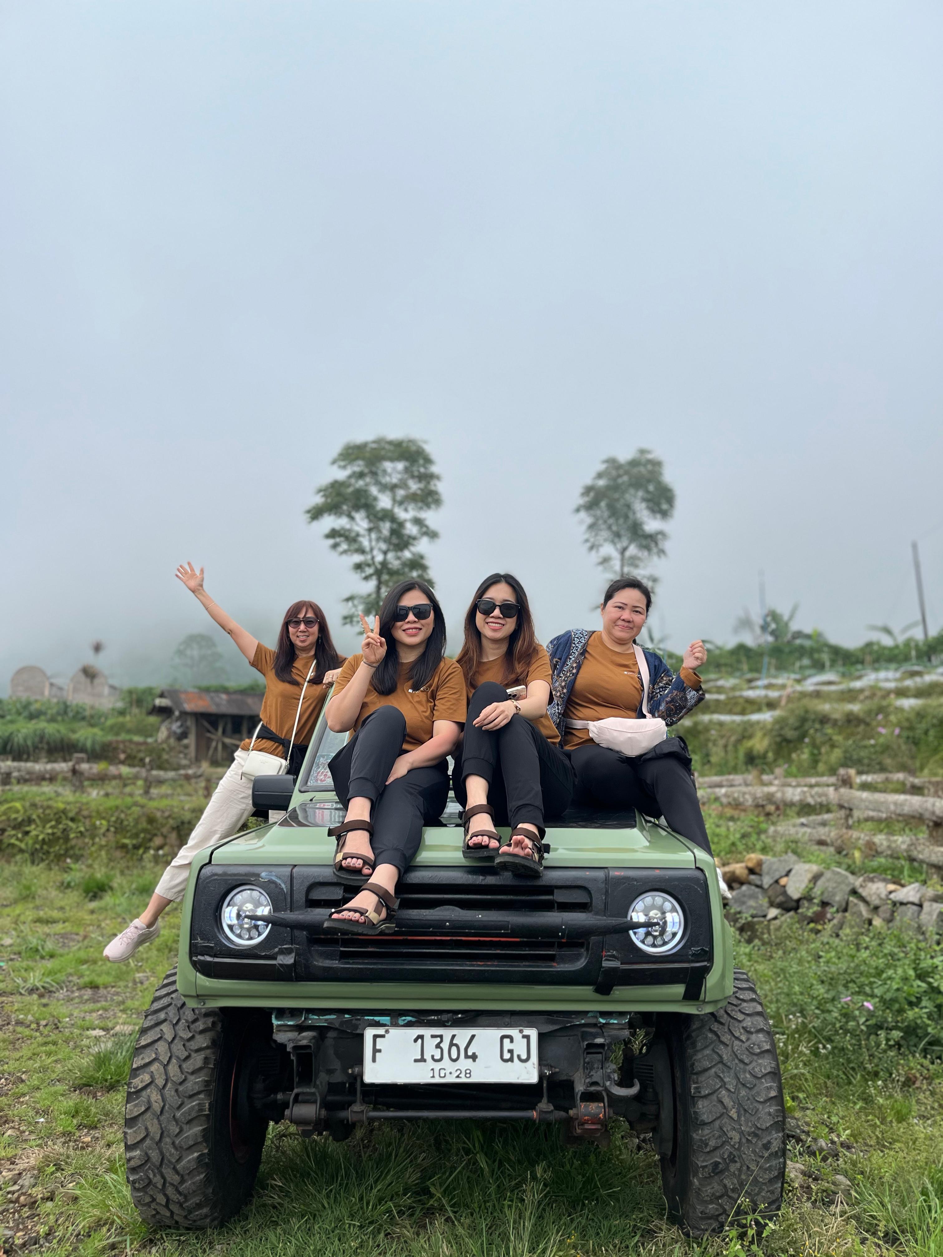 Customer menikmati paket wisata jeep Dieng