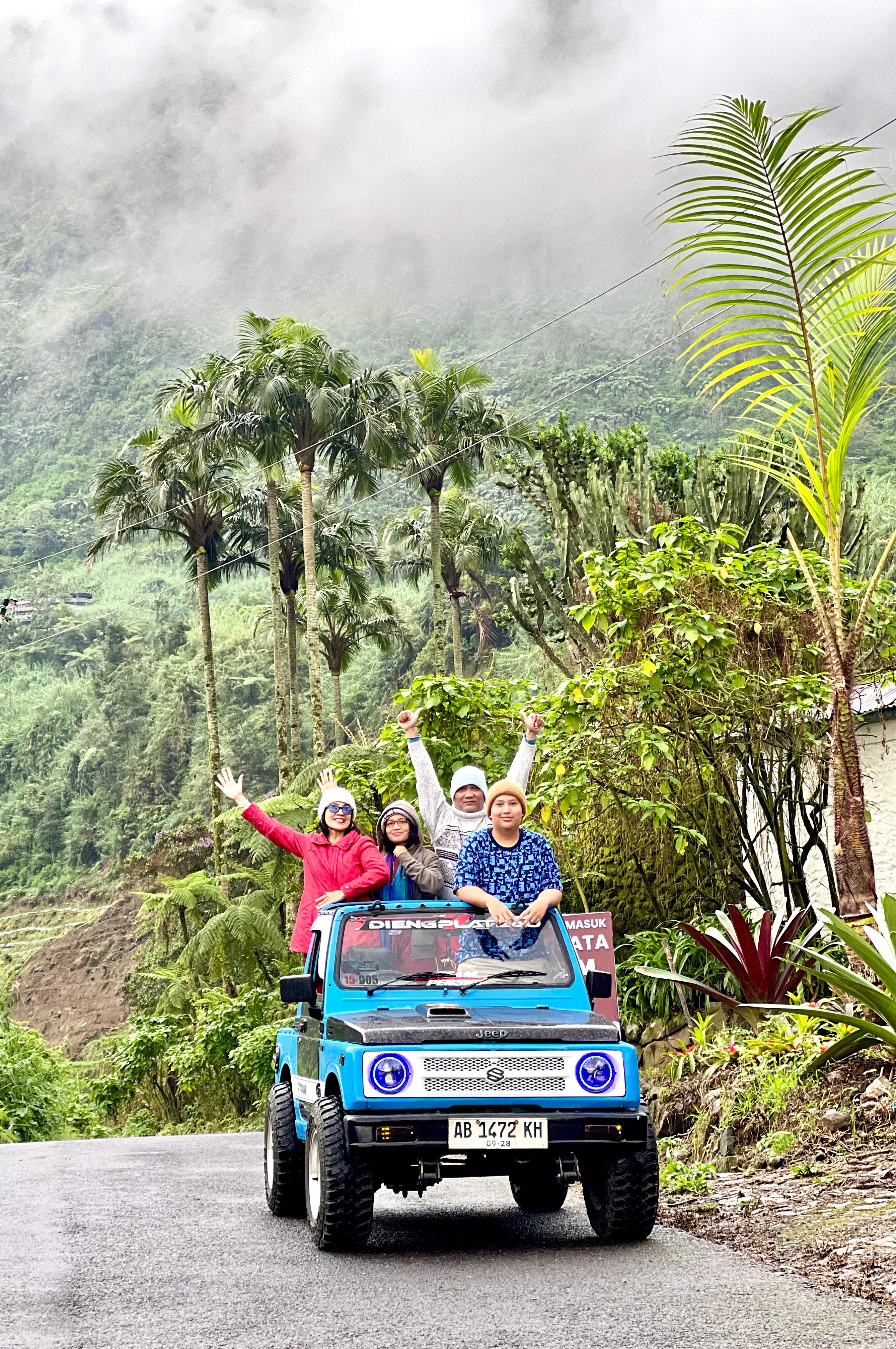Liburan Dieng menggunakan jeep wisata