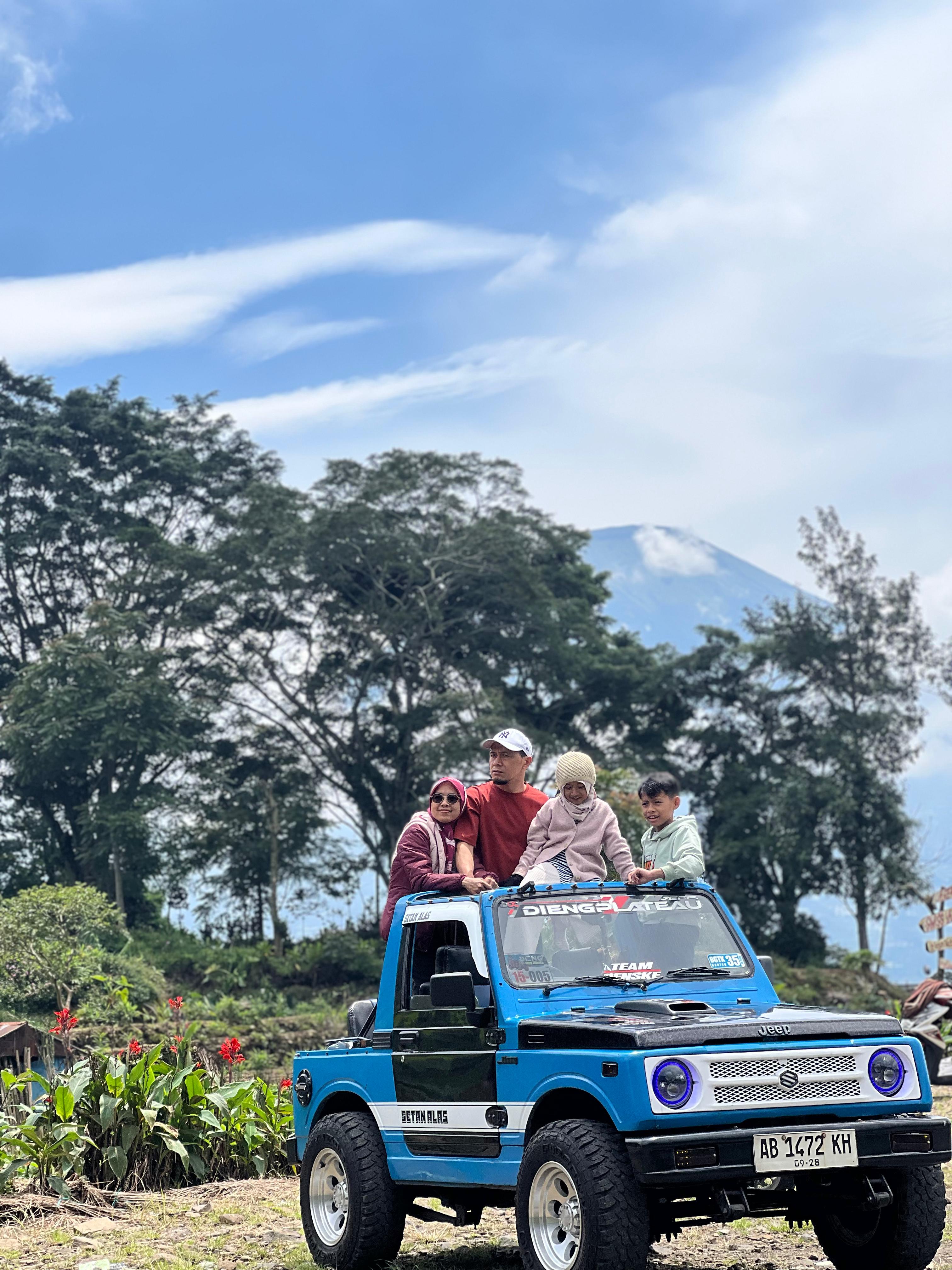 Customer menikmati perjalanan offroad Dieng