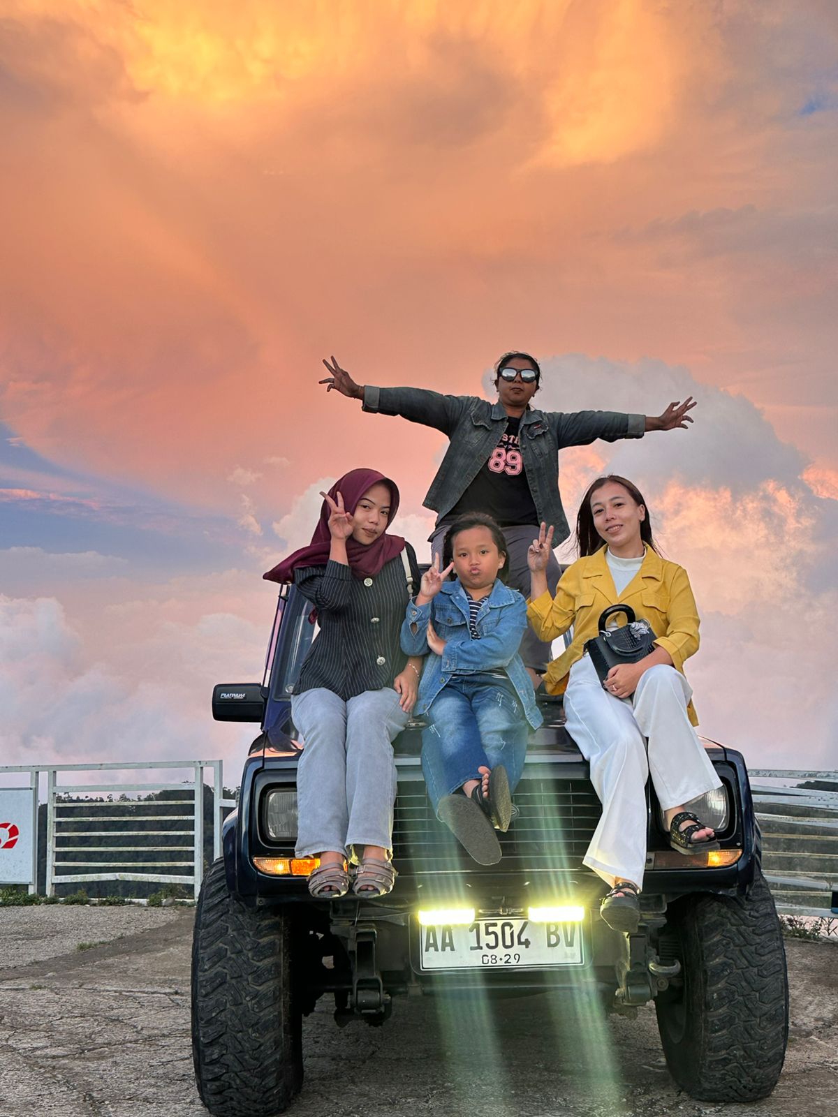 Dokumentasi wisata keluarga bersama Jeep Dieng Plateau