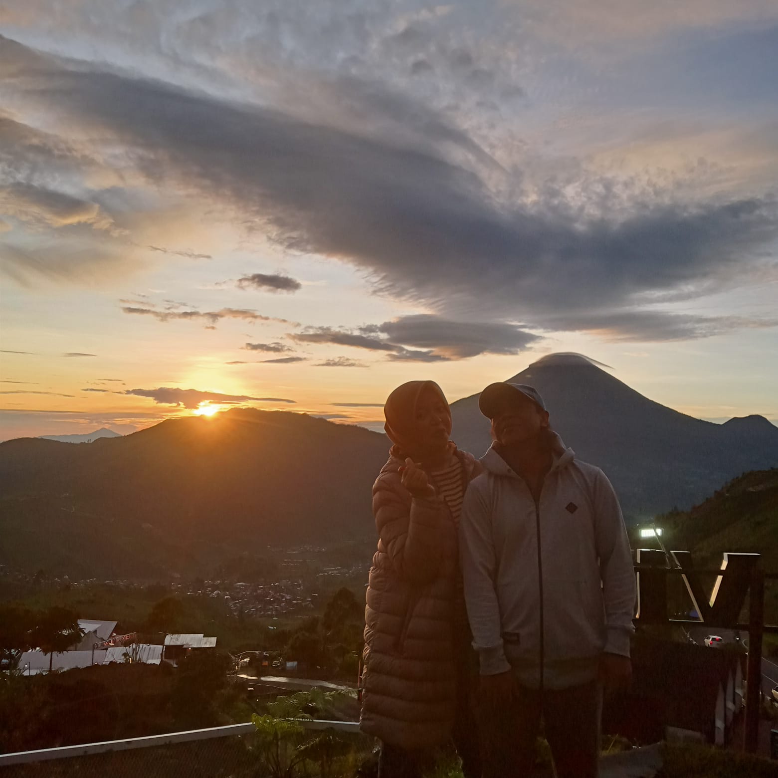 Customer menikmati perjalanan offroad Dieng menggunakan jeep
