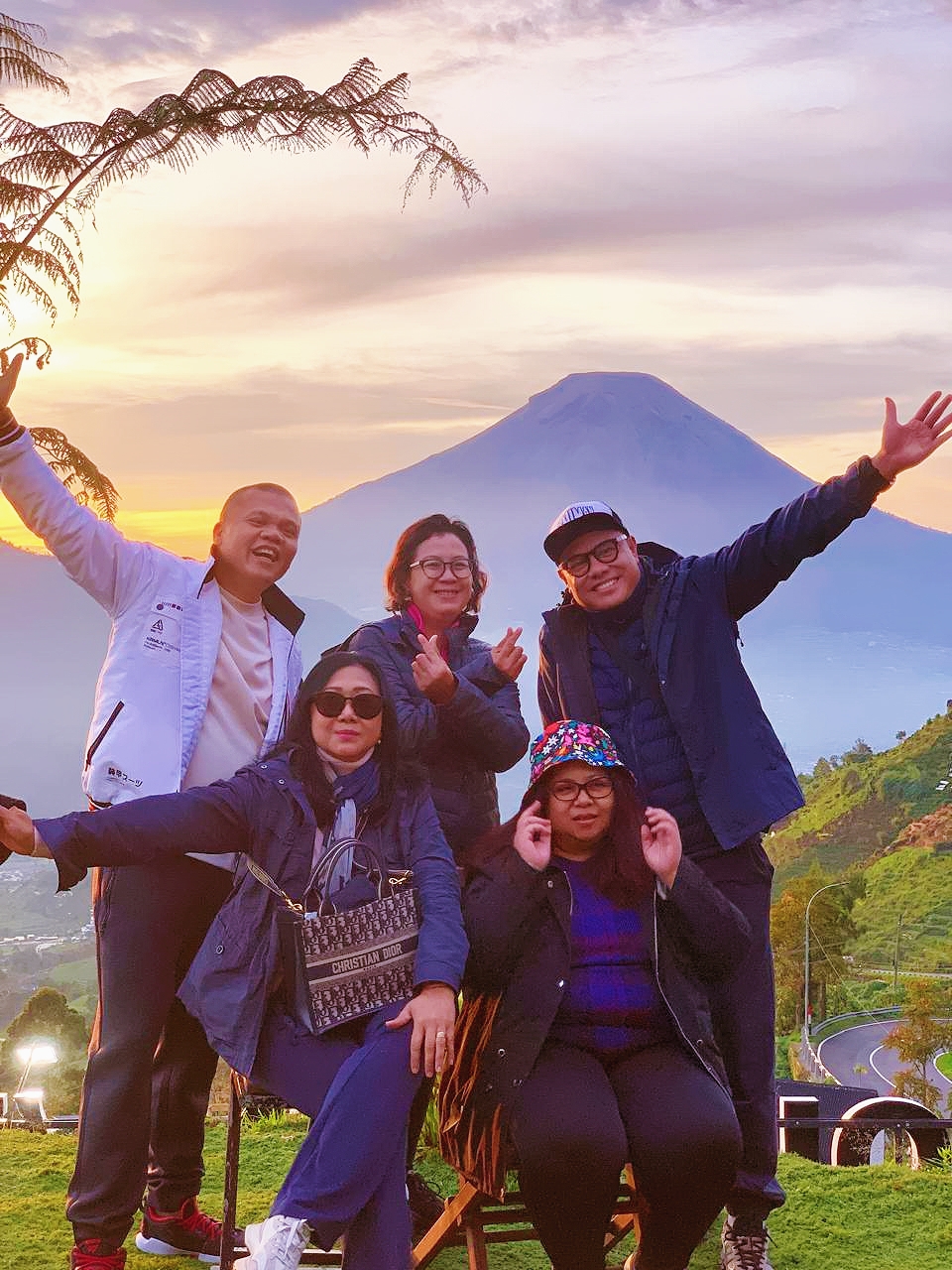 Wisata keluarga di Dieng menggunakan jeep 4x4
