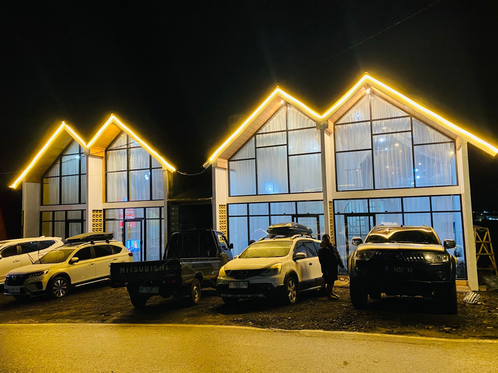 Suasana kamar penginapan Dieng untuk wisata keluarga